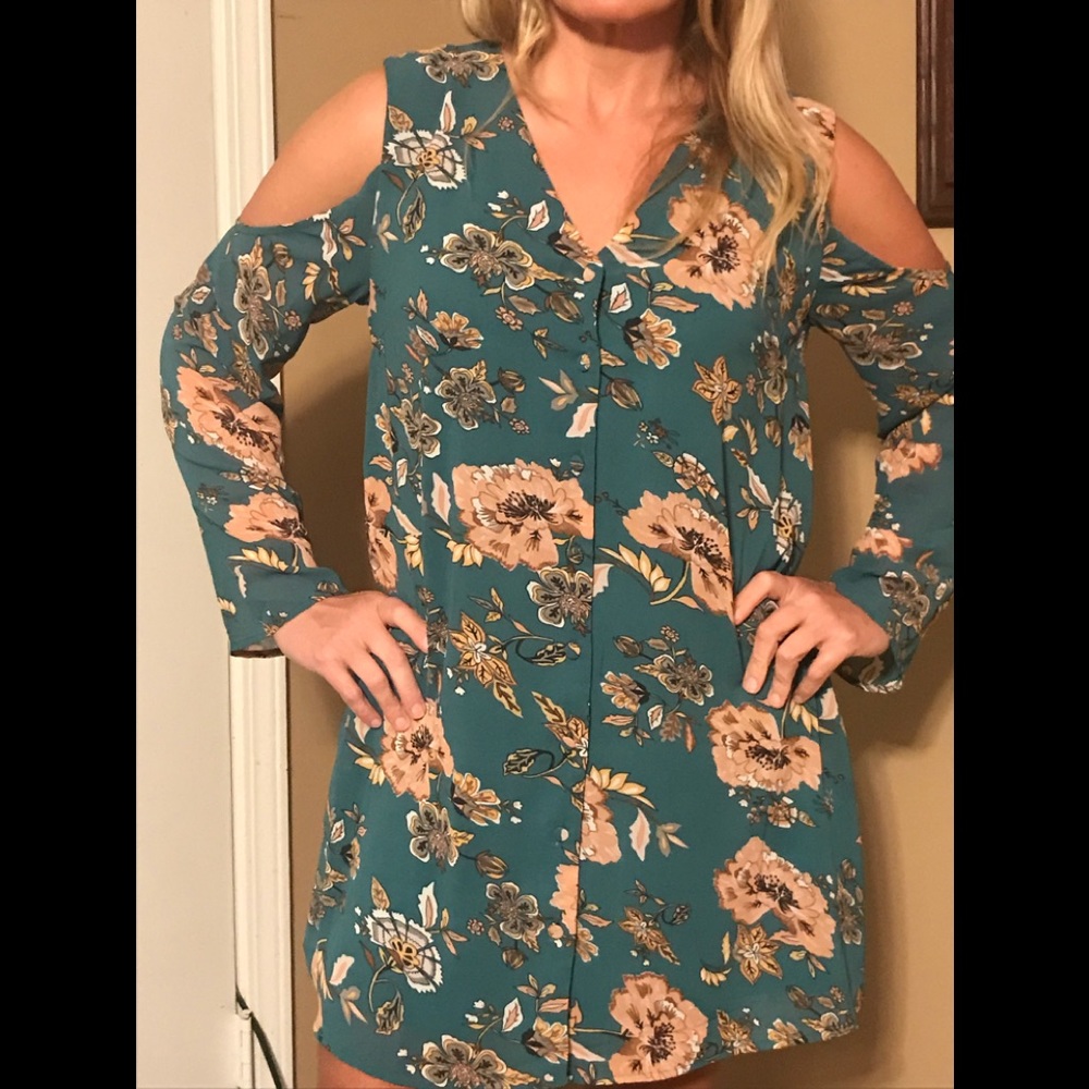Size large cold shoulder dress- super cute